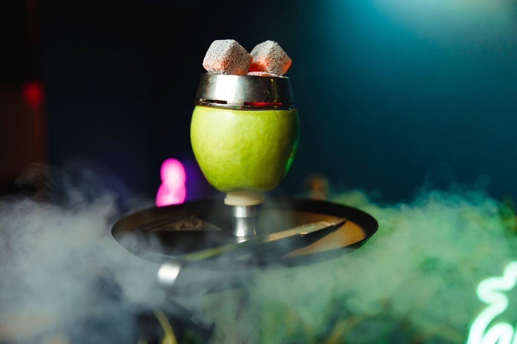 cachimba en una manzana
